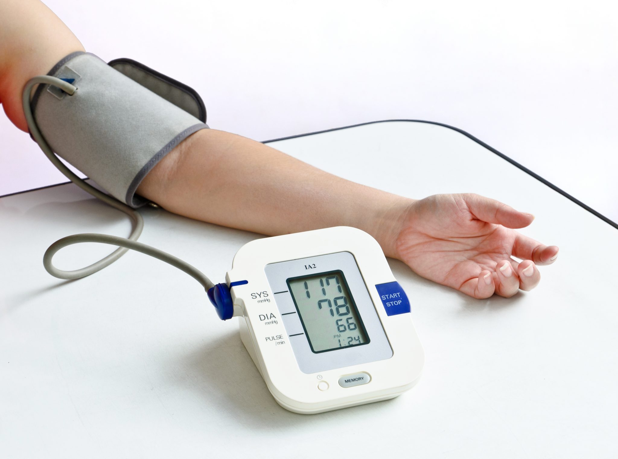 На правой или левой руке мерить давление. Тонометр Digital Blood. Артериальное давление на тонометре. Измеритель артериального давления, сфигмоманометр. Тонометр на руке измерение ад.